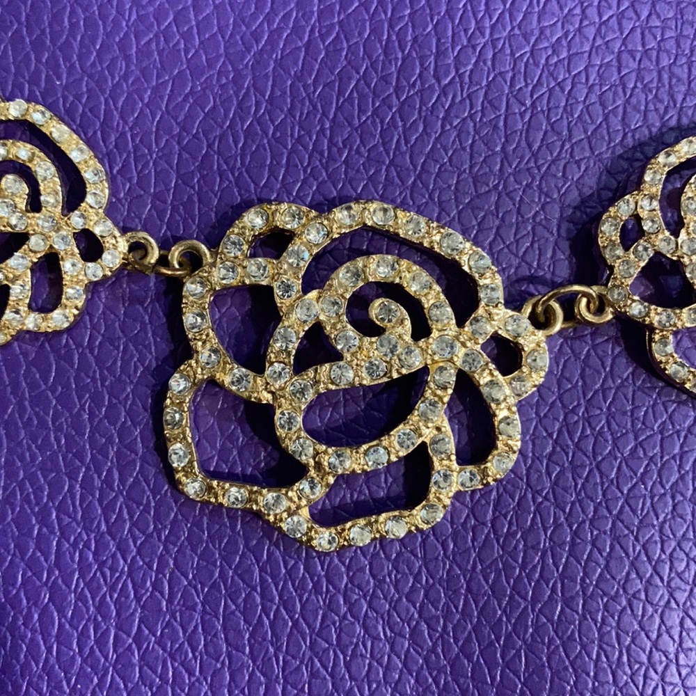 Gold Roses Necklace - Picture 4 of 5